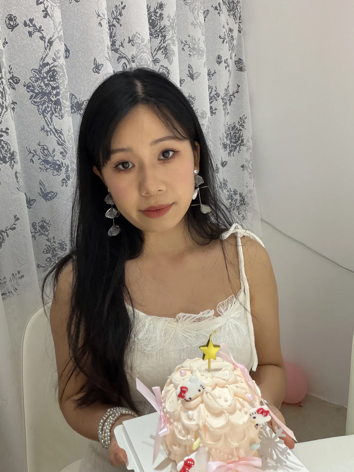 女主手捧蛋糕的相册封面