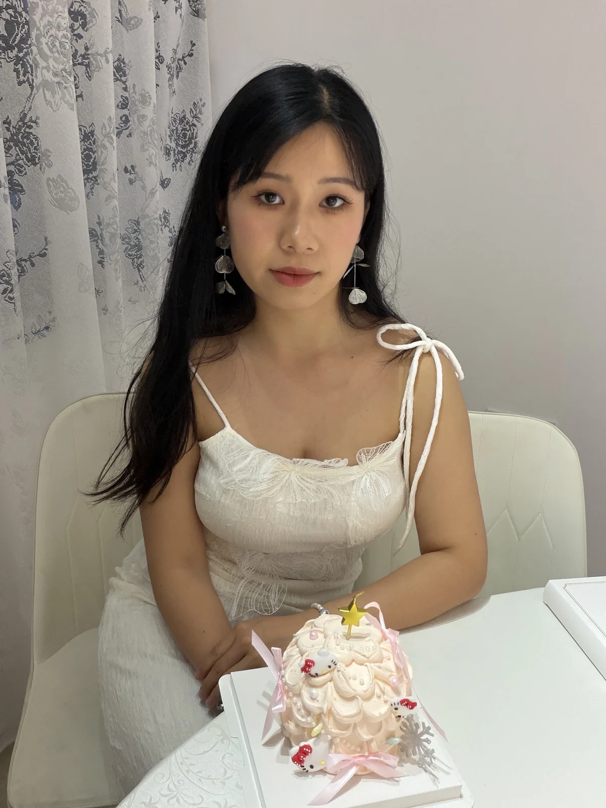 人物与蛋糕正面照