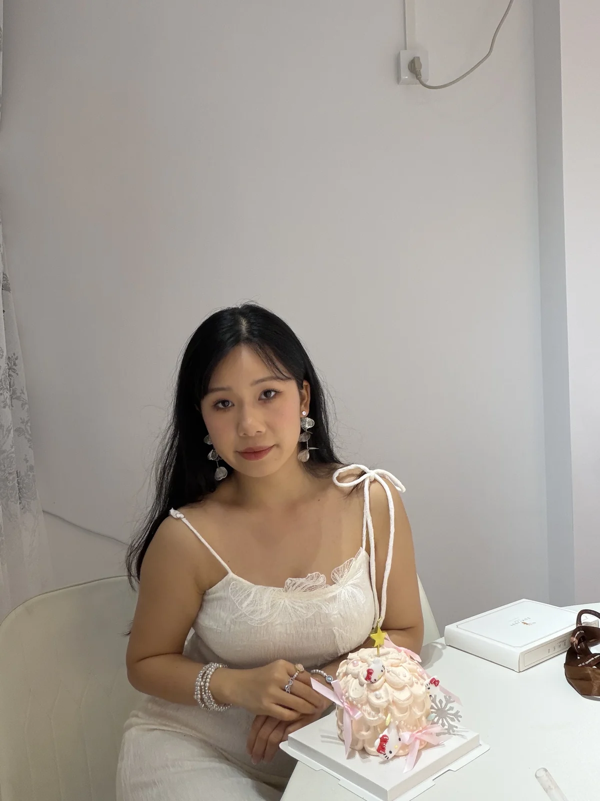 桌边轻柔肖像
