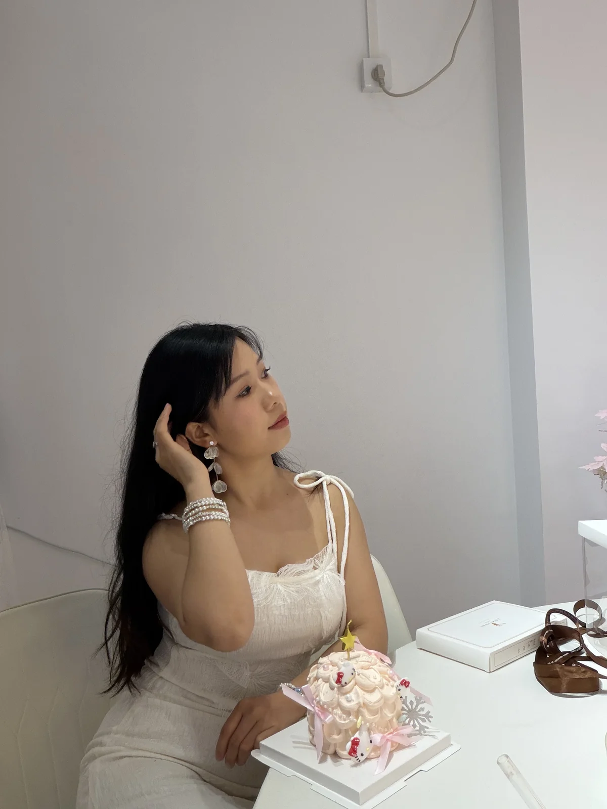 侧望整理头发