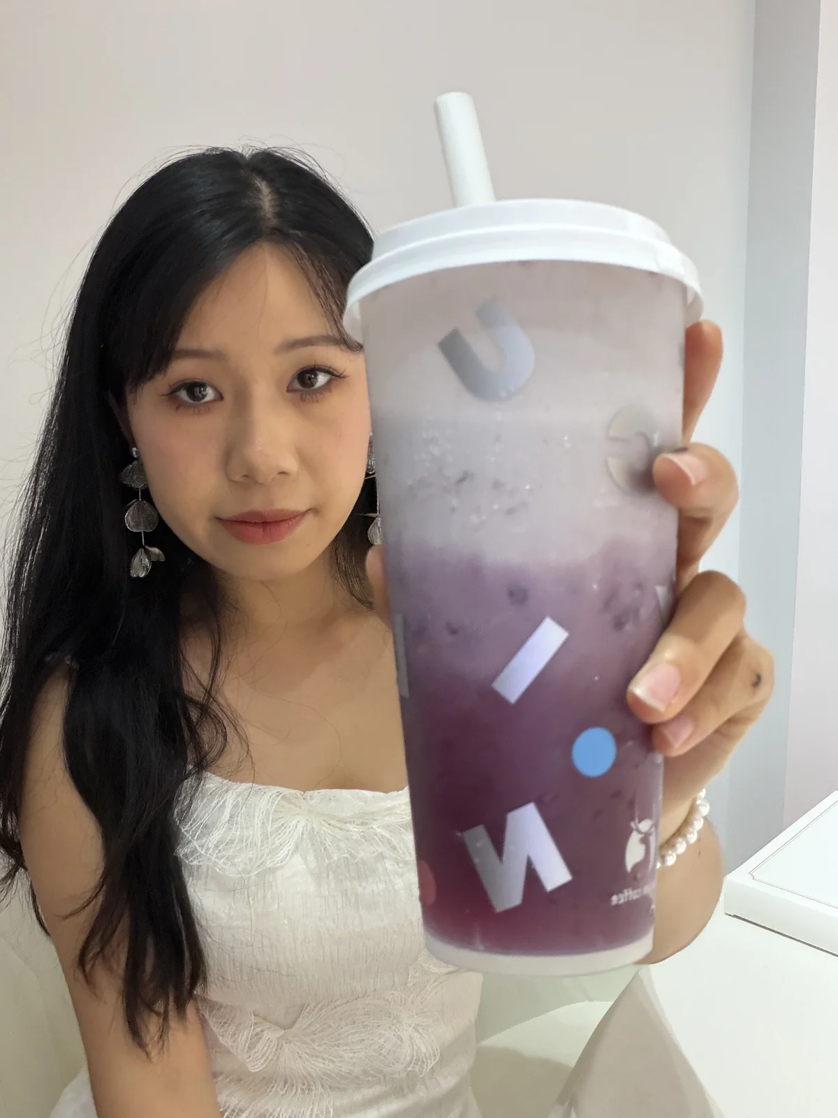 举杯互动的甜蜜收尾